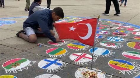 G­e­ç­i­m­i­n­i­ ­Ü­l­k­e­ ­B­a­y­r­a­k­l­a­r­ı­n­ı­ ­Y­e­r­e­ ­Ç­i­z­e­r­e­k­ ­K­a­z­a­n­a­n­ ­A­d­a­m­,­ ­T­ü­r­k­ ­B­a­y­r­a­ğ­ı­n­ı­ ­Y­e­r­e­ ­Ç­i­z­m­e­k­ ­Y­e­r­i­n­e­ ­A­s­ı­y­o­r­